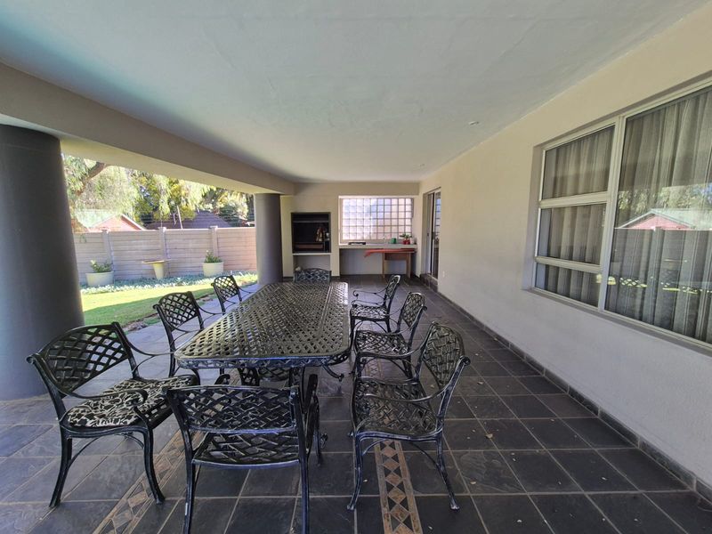 !STUNNING FAMILY HOME! - Photo 5