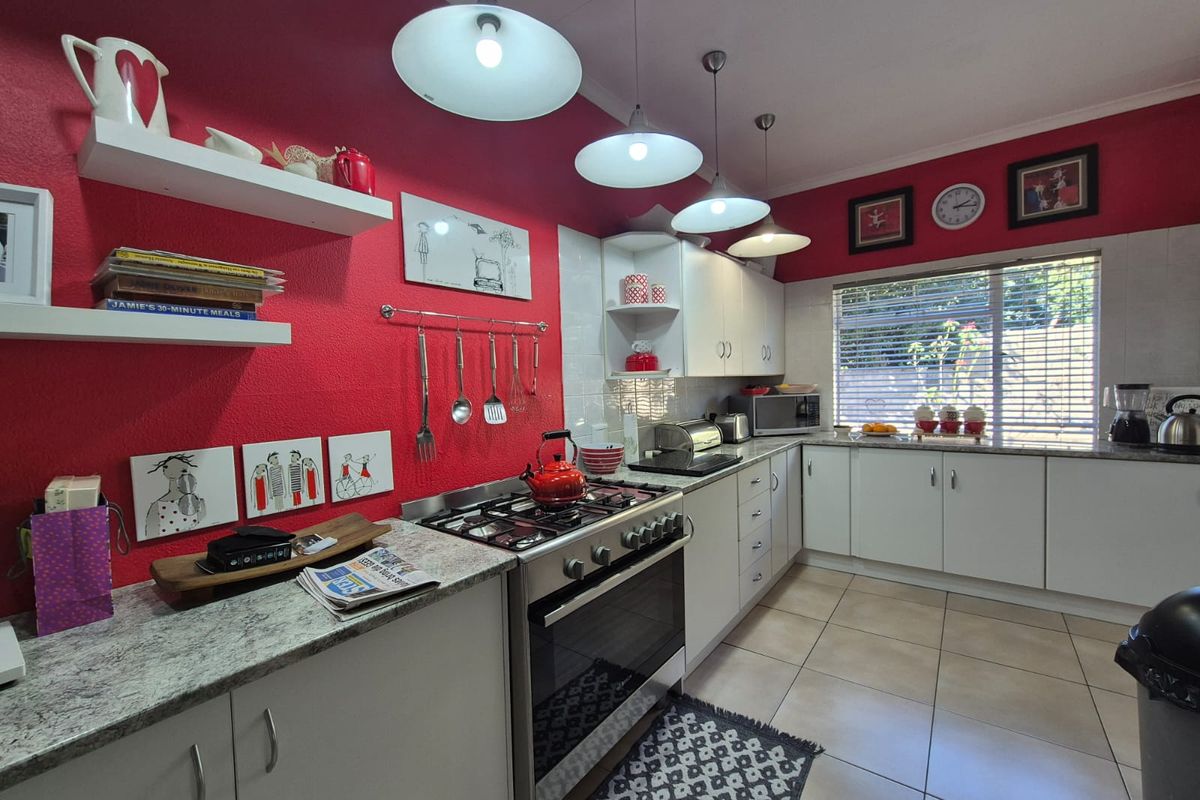 !STUNNING FAMILY HOME! - Photo 2