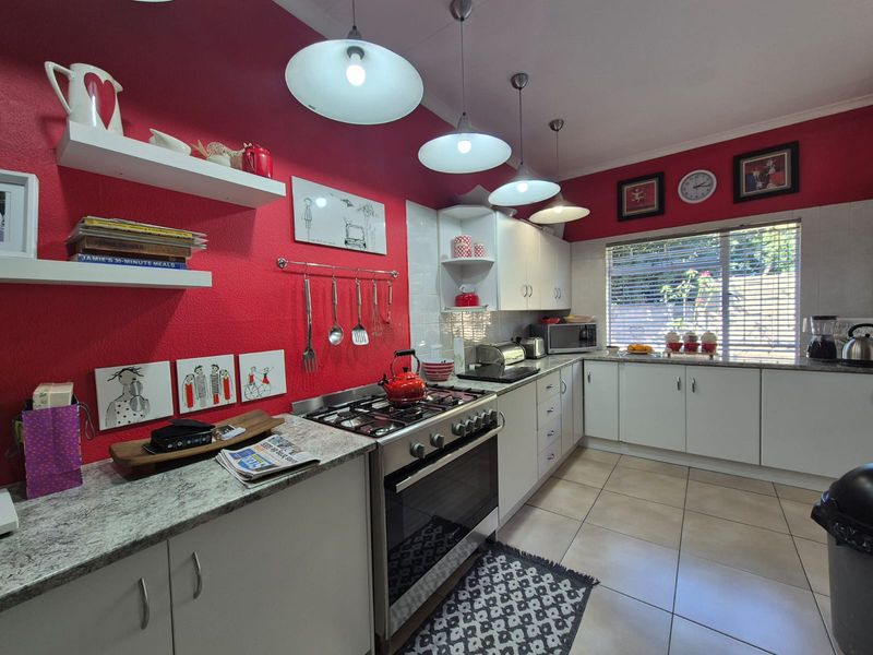 !STUNNING FAMILY HOME! - Photo 2