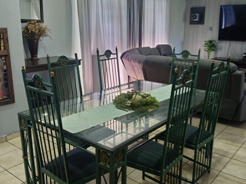 Stunning Family Home for Sale in Florida Gardens - Photo 8
