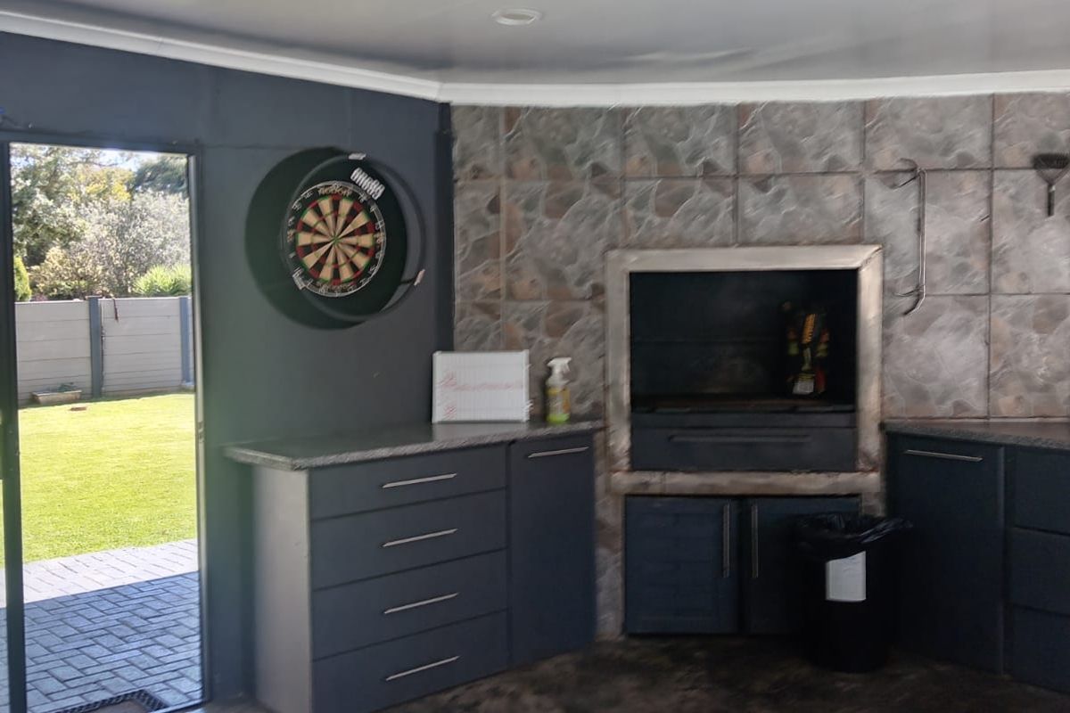 Stunning Family Home for Sale in Florida Gardens - Photo 2