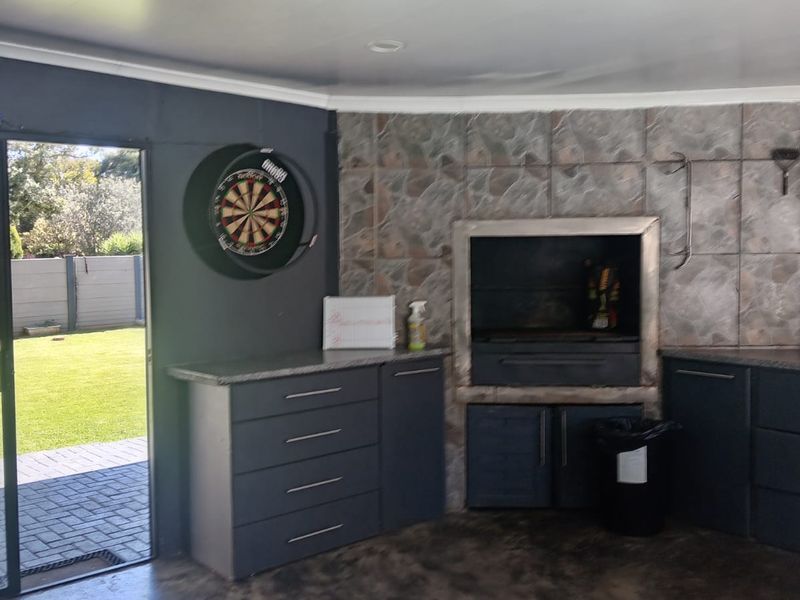Stunning Family Home for Sale in Florida Gardens - Photo 2