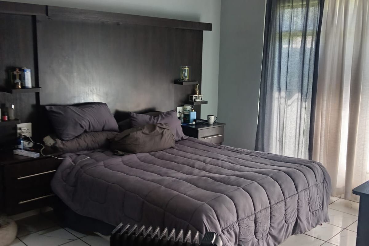 Stunning Family Home for Sale in Florida Gardens - Photo 3