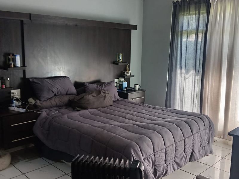 Stunning Family Home for Sale in Florida Gardens - Photo 3