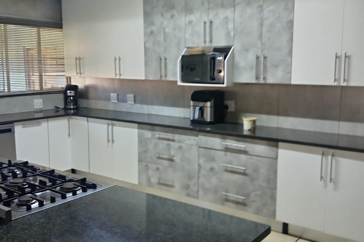 Stunning Family Home for Sale in Florida Gardens - Photo 4