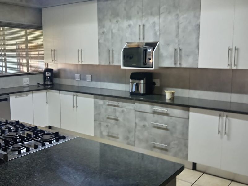 Stunning Family Home for Sale in Florida Gardens - Photo 4