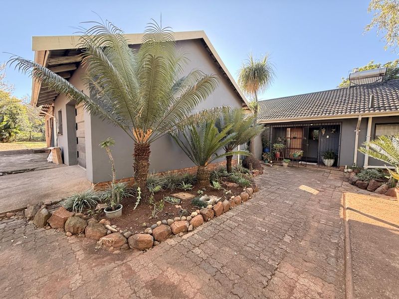 4 Bedroom House with a flatlet option in Signal hill - Photo 1