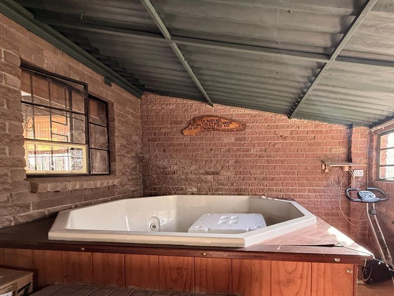 4 Bedroom House with a flatlet option in Signal hill - Photo 10
