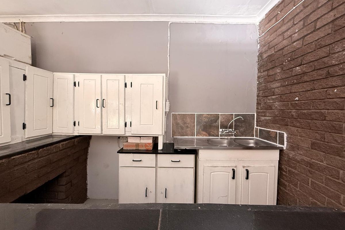 4 Bedroom House with a flatlet option in Signal hill - Photo 5