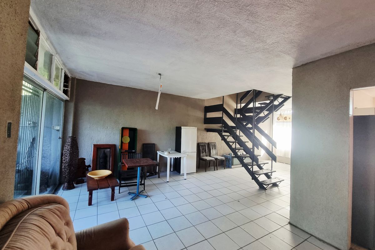 Duplex For Sale - Photo 2