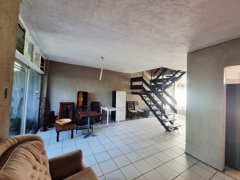 Duplex For Sale - Photo 2