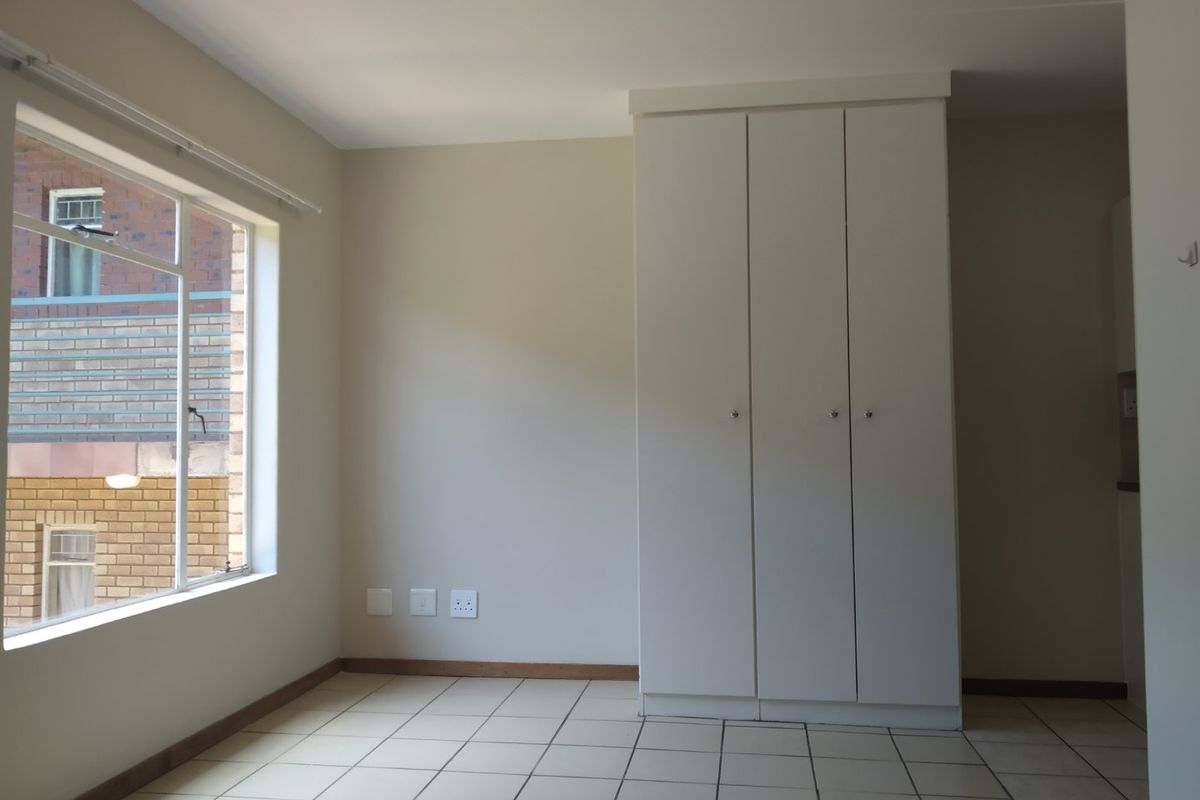 Secure Studio Living in the Heart of Milpark – Ideal Student or Young Professional Accommodation - Photo 3