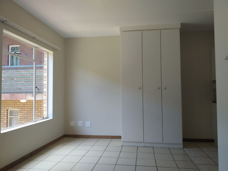 Secure Studio Living in the Heart of Milpark – Ideal Student or Young Professional Accommodation - Photo 3