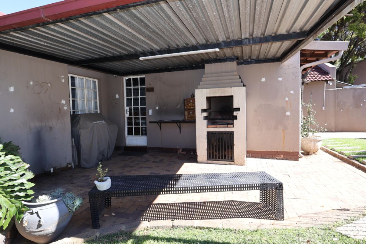 Prime Family Home in Sunward Park - Photo 4