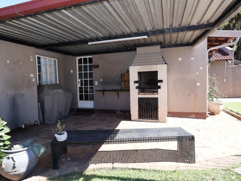 Prime Family Home in Sunward Park - Photo 4