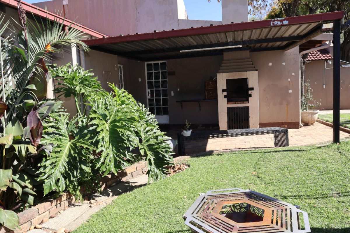Prime Family Home in Sunward Park - Photo 3