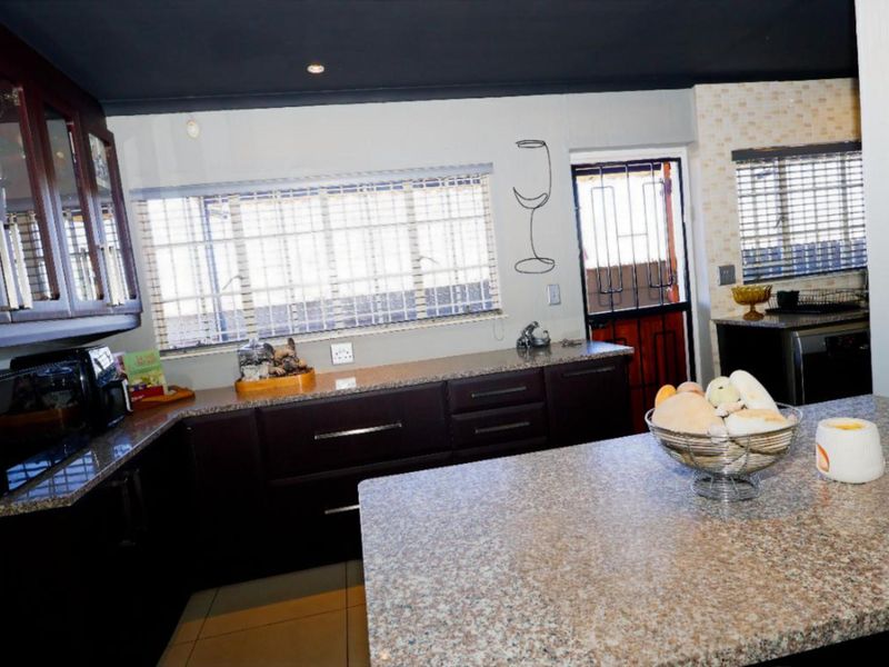 Prime Family Home in Sunward Park - Photo 8
