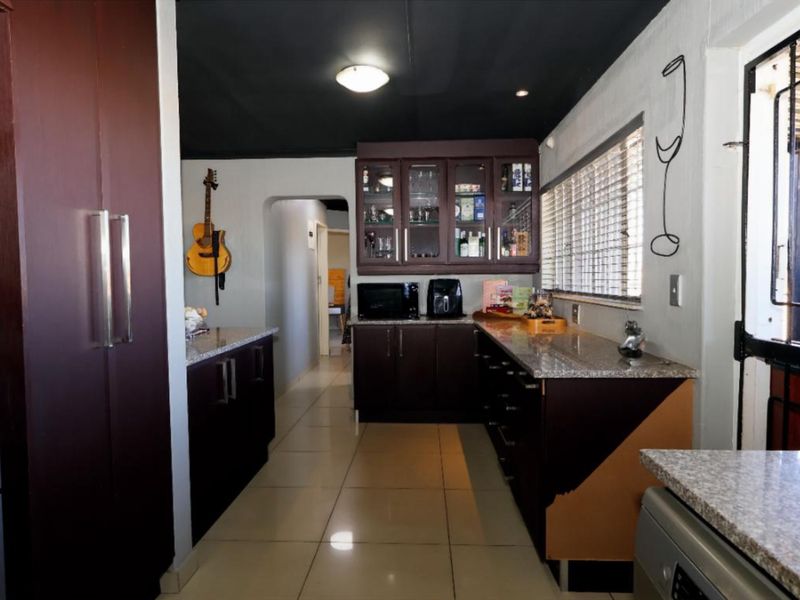 Prime Family Home in Sunward Park - Photo 6