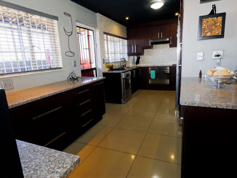 Prime Family Home in Sunward Park - Photo 7