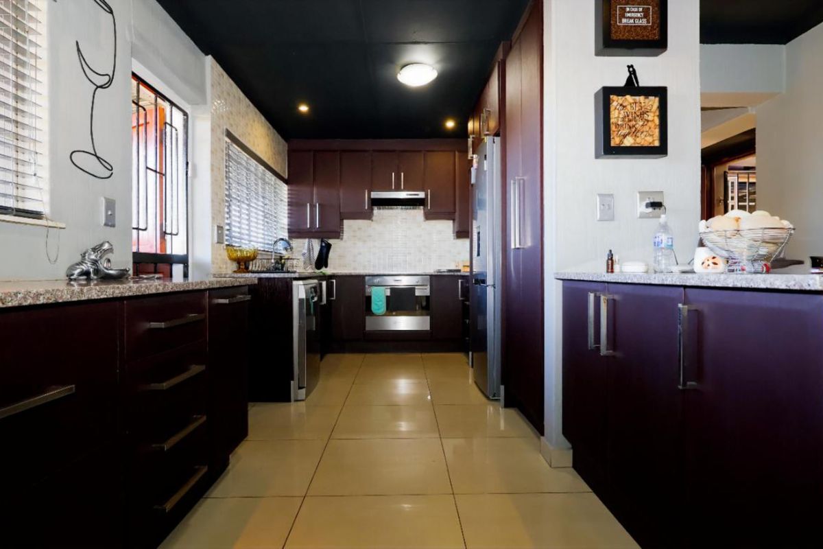 Prime Family Home in Sunward Park - Photo 5