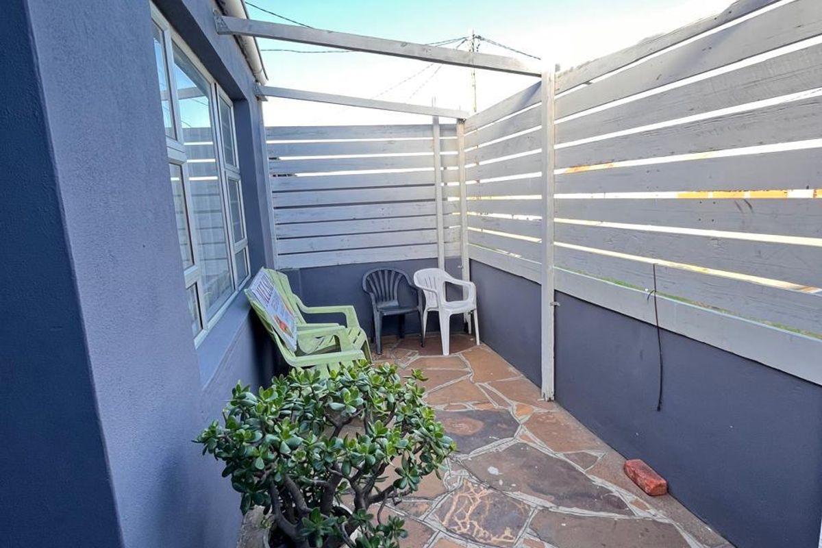 5 Bedroom House For Sale In Quigney - Photo 3