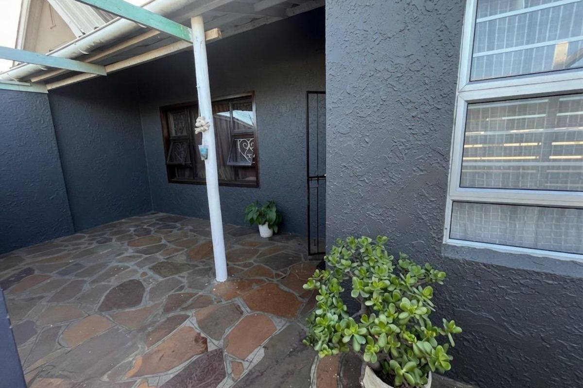 5 Bedroom House For Sale In Quigney - Photo 2