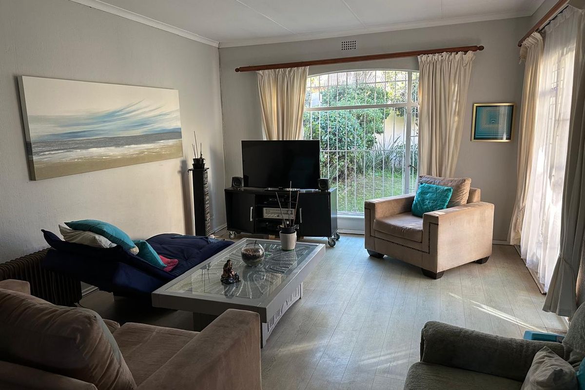 Peaceful Garden Simplex Living in the Heart of Strathavon - Photo 2