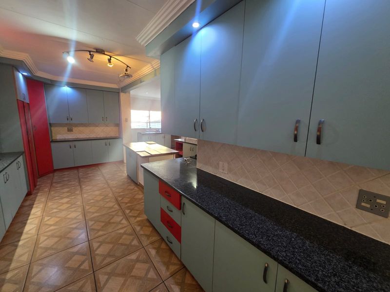 BIG FAMILY HOME FOR SALE IN SASOLBURG - Photo 8