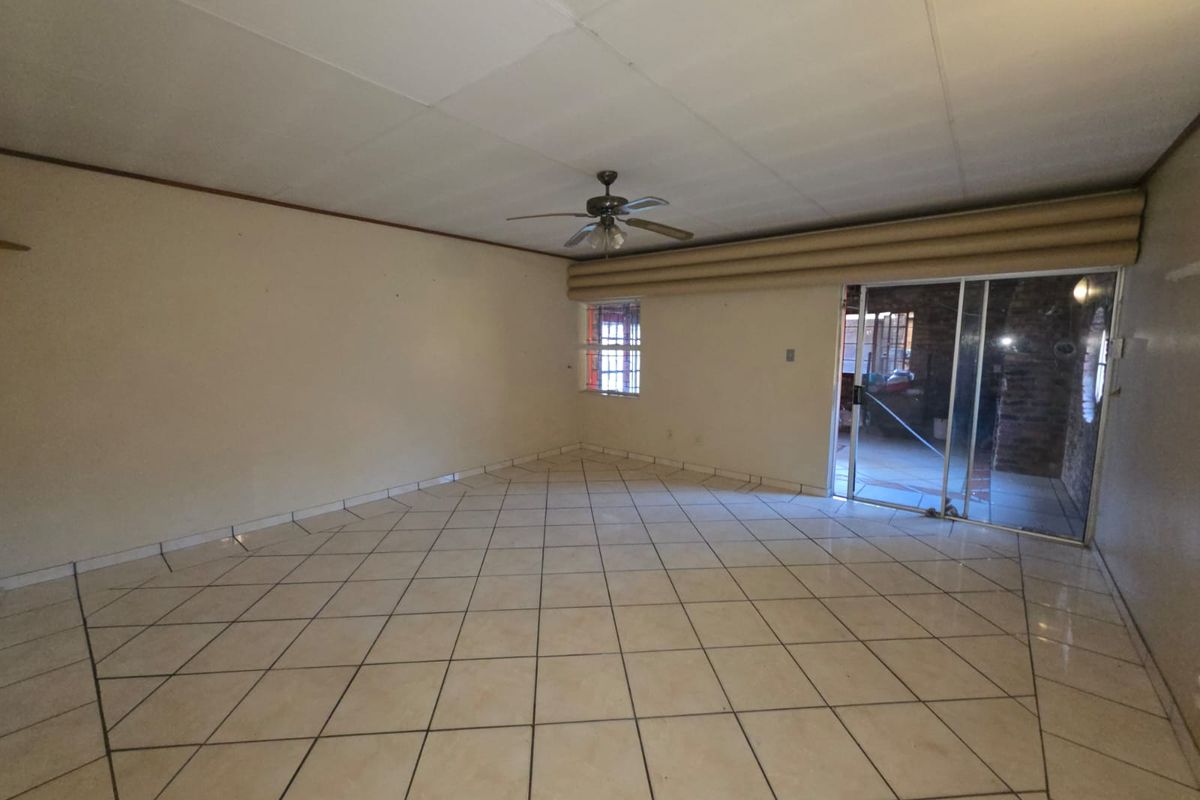 BIG FAMILY HOME FOR SALE IN SASOLBURG - Photo 5