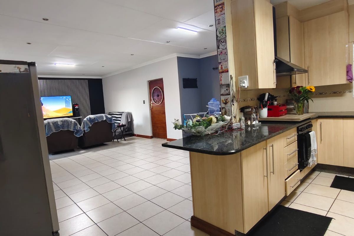 Modern & Spacious Pet-Friendly Townhouse in Secure Complex – Vaalpark - Photo 2