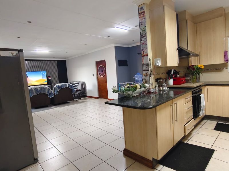 Modern & Spacious Pet-Friendly Townhouse in Secure Complex – Vaalpark - Photo 2