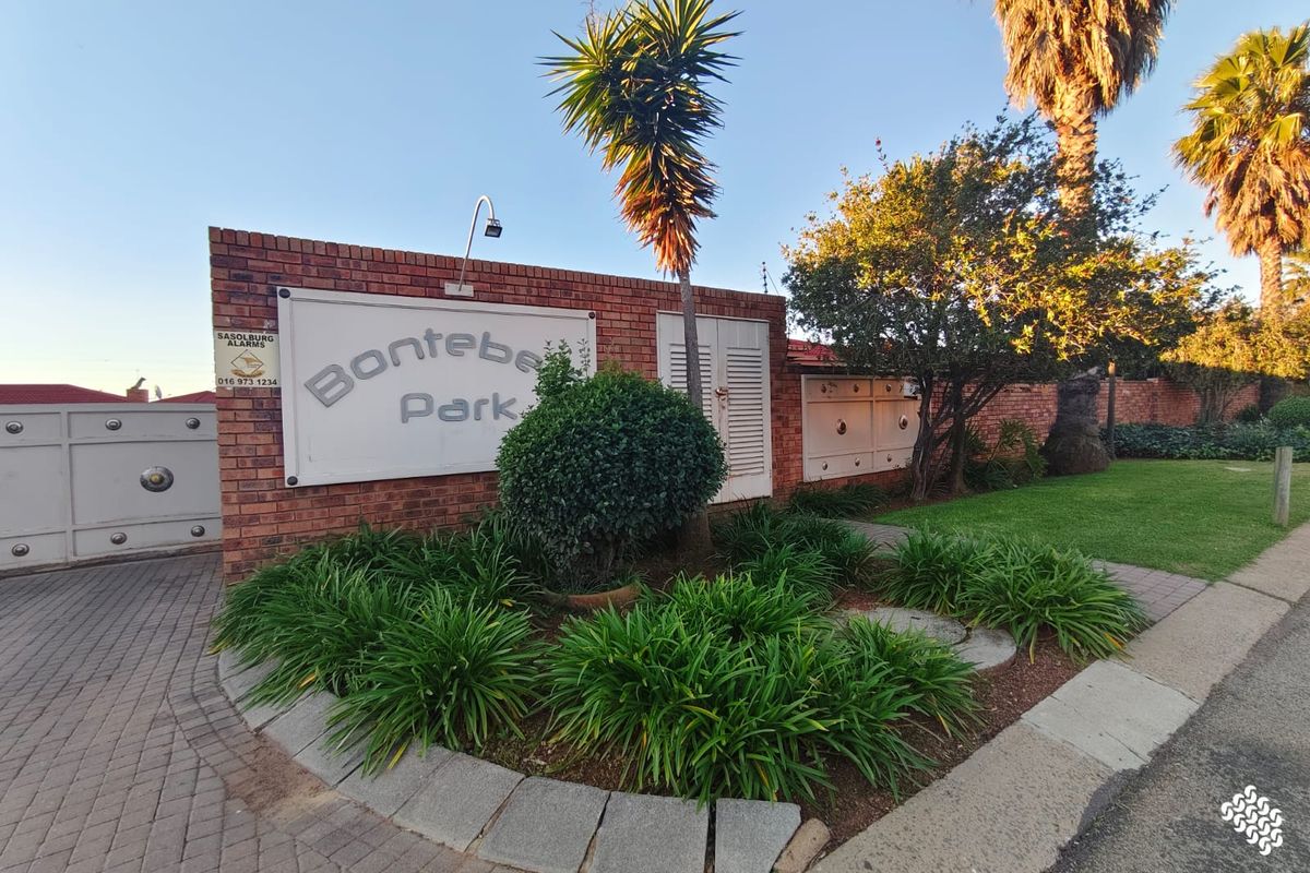 Modern & Spacious Pet-Friendly Townhouse in Secure Complex – Vaalpark - Photo 3
