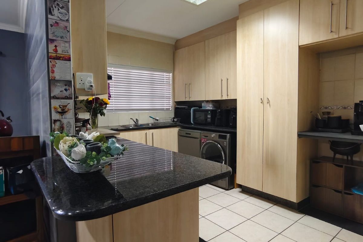 Modern & Spacious Pet-Friendly Townhouse in Secure Complex – Vaalpark - Photo 5