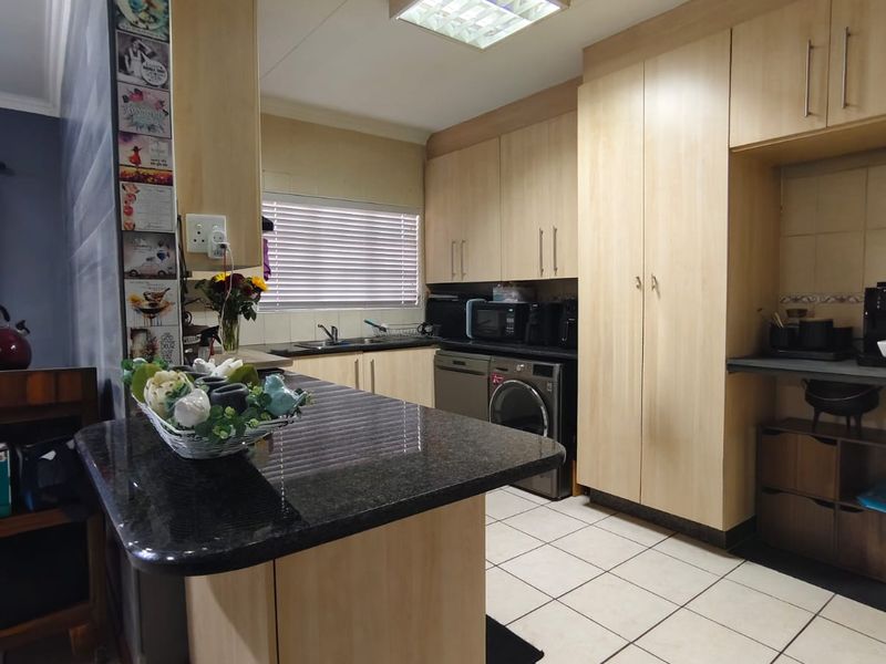 Modern & Spacious Pet-Friendly Townhouse in Secure Complex – Vaalpark - Photo 5