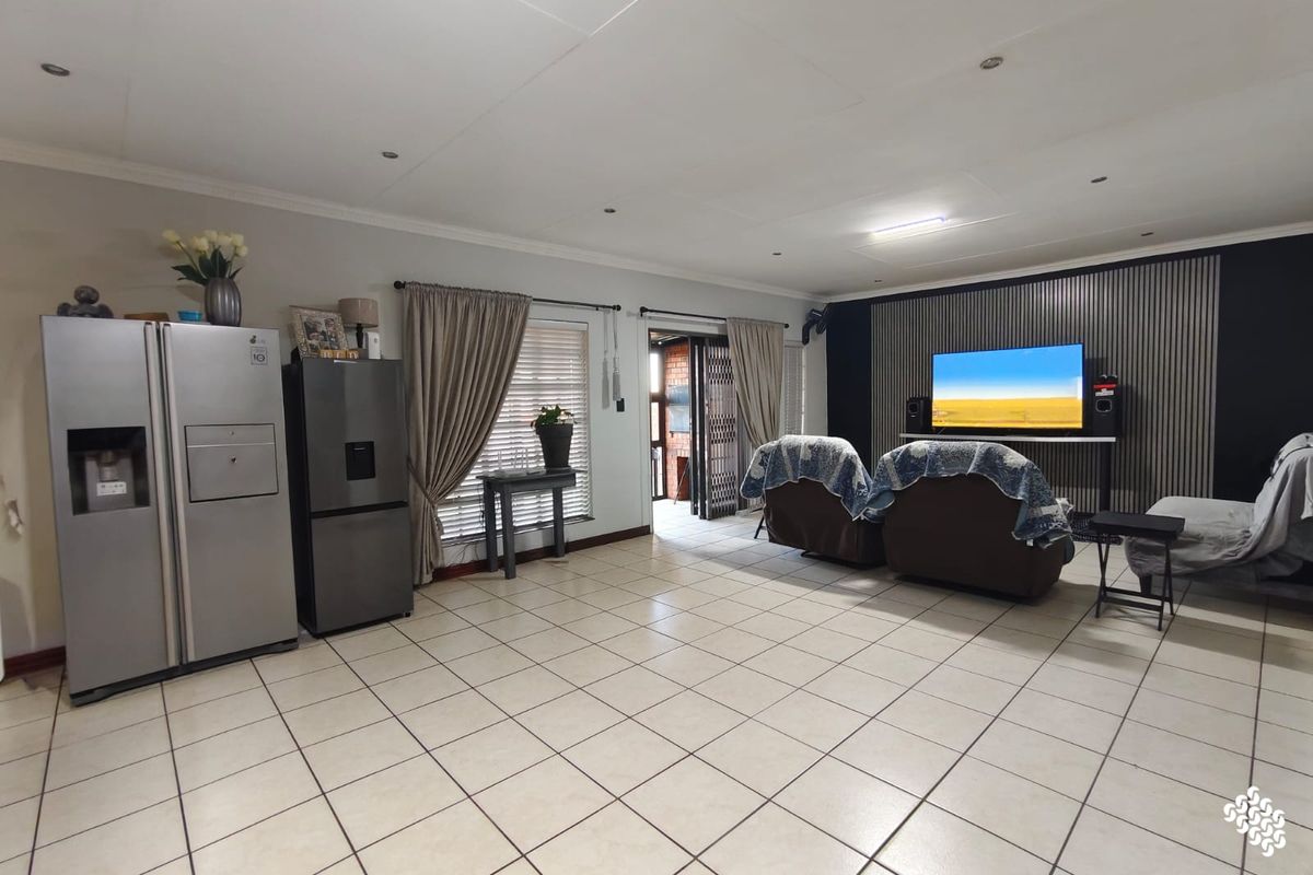 Modern & Spacious Pet-Friendly Townhouse in Secure Complex – Vaalpark - Photo 4
