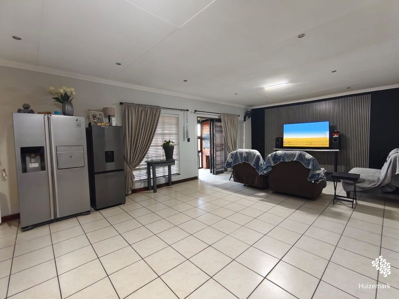 Modern & Spacious Pet-Friendly Townhouse in Secure Complex – Vaalpark - Photo 4