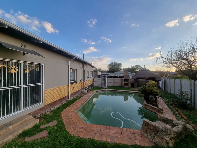 Stiunning property with pool in Brenthurst,Brakpan - Photo 1