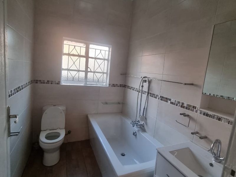Stiunning property with pool in Brenthurst,Brakpan - Photo 9