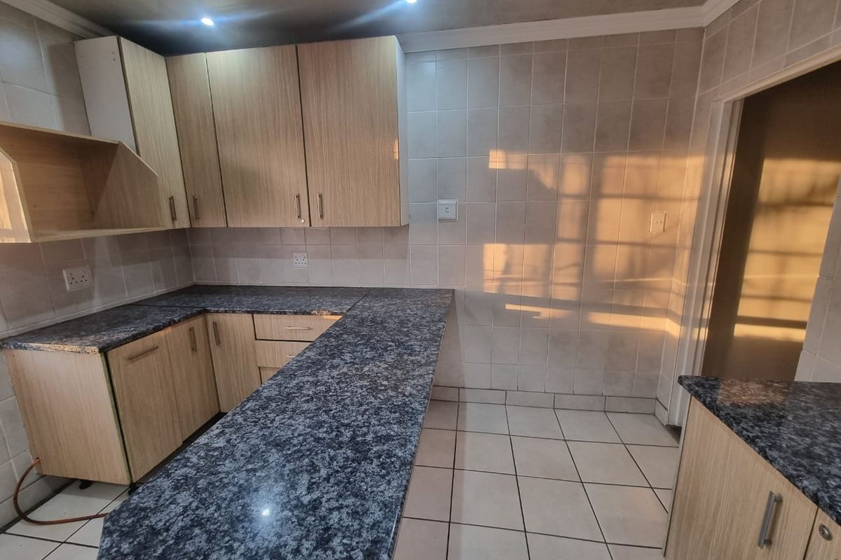 Stiunning property with pool in Brenthurst,Brakpan - Photo 2