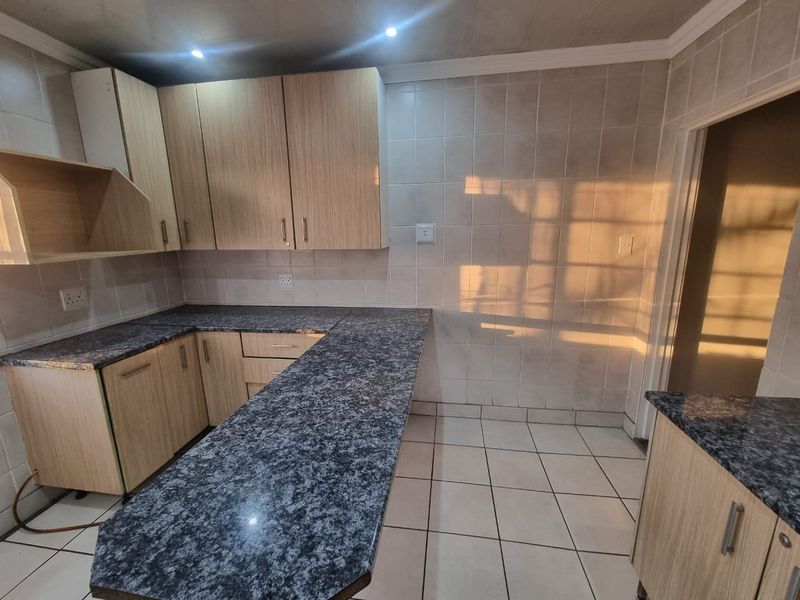 Stiunning property with pool in Brenthurst,Brakpan - Photo 2