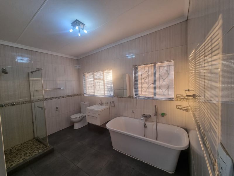 Stiunning property with pool in Brenthurst,Brakpan - Photo 8