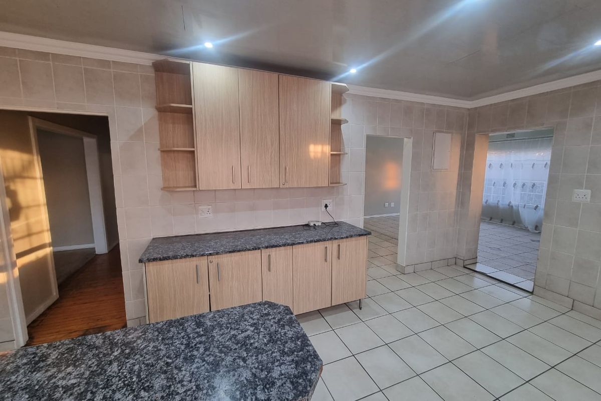 Stiunning property with pool in Brenthurst,Brakpan - Photo 5