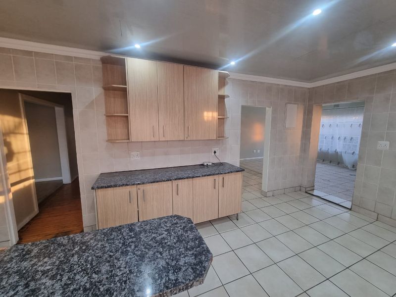 Stiunning property with pool in Brenthurst,Brakpan - Photo 5