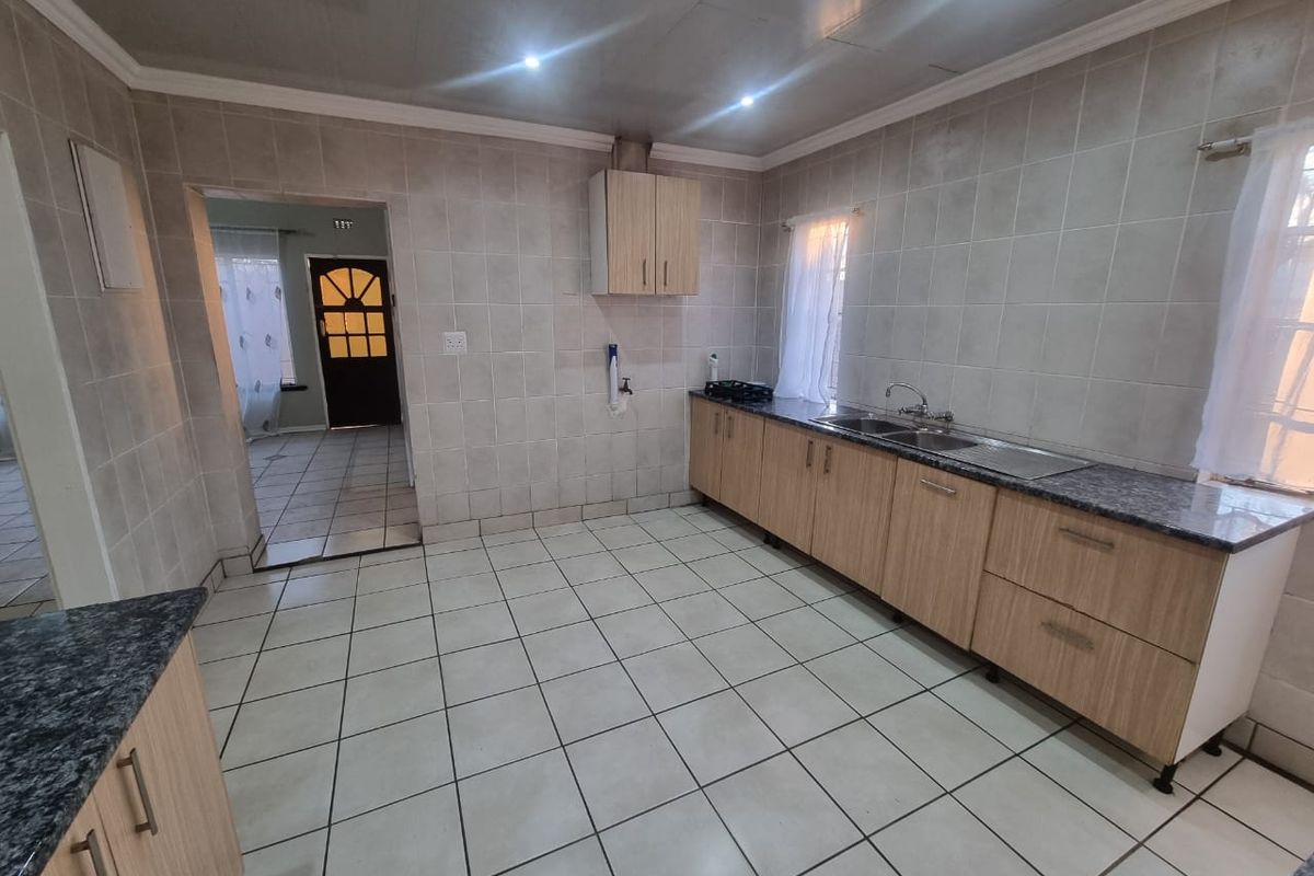 Stiunning property with pool in Brenthurst,Brakpan - Photo 4