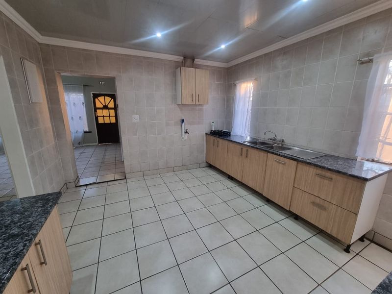 Stiunning property with pool in Brenthurst,Brakpan - Photo 4