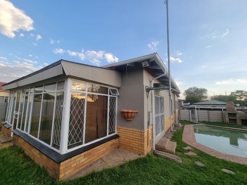 Stiunning property with pool in Brenthurst,Brakpan - Photo 1