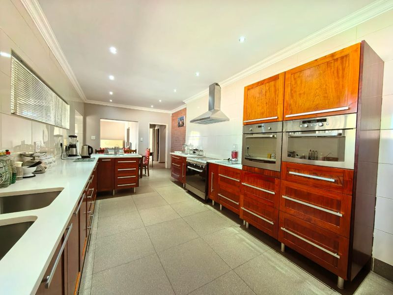 Beautiful, spacious, family house for sale in Sasolburg in a prime area - Photo 9
