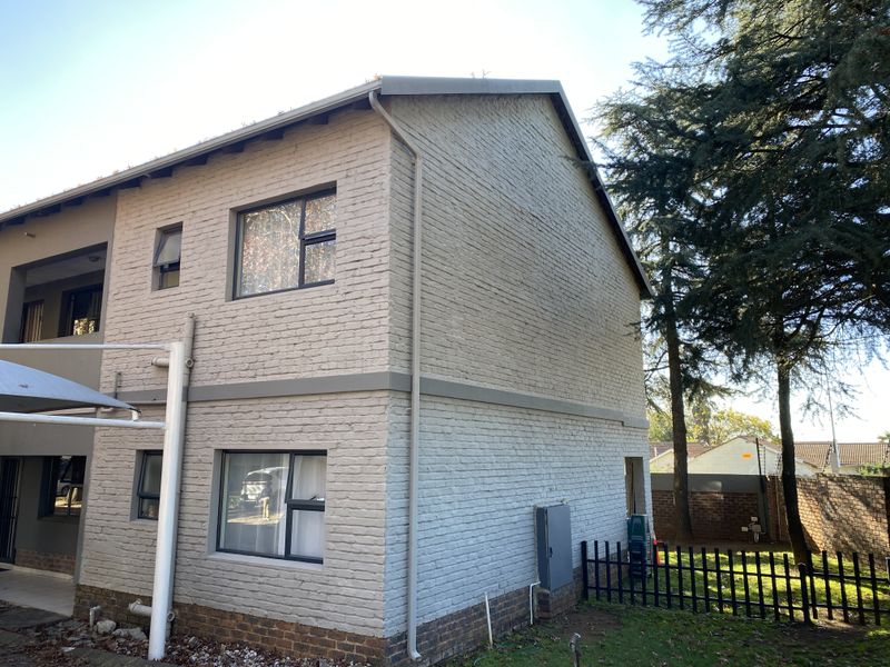 3 Bedroom Apartment For Sale in Rynfield AH - Photo 1