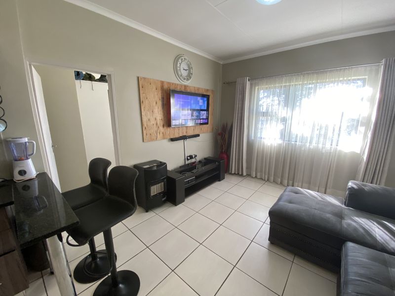 3 Bedroom Apartment For Sale in Rynfield AH - Photo 10