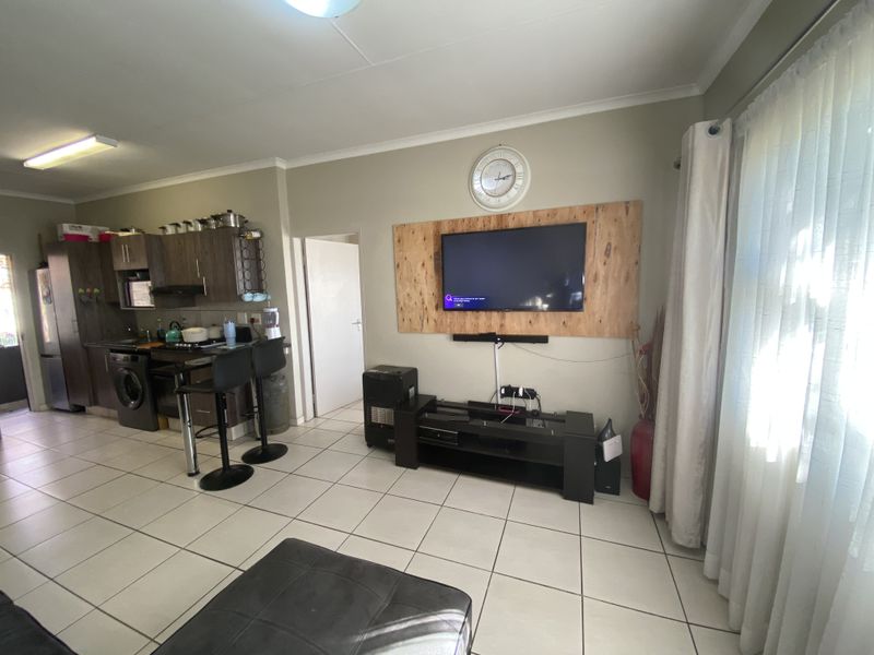 3 Bedroom Apartment For Sale in Rynfield AH - Photo 8